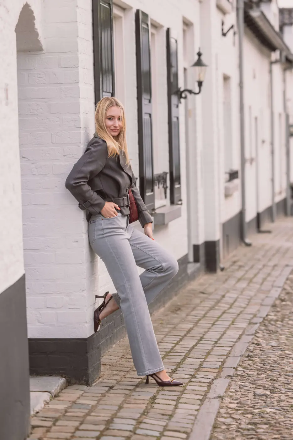 Petite Retro Flared Jeans – Light Grey, gedragen door een model van 168 cm in maat S-32