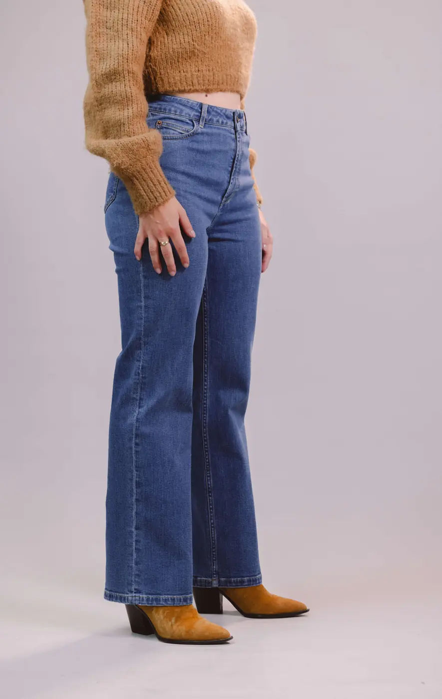 De pijpvorm van de Petite Retro Flared Jeans in Mid Blue, vooraanzicht in de studio