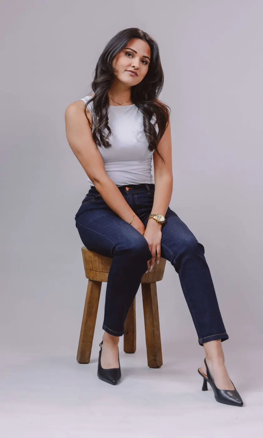 Petite Slim Fit Jeans – Dark Blue, gedragen door een model van 168 cm in maat S-32