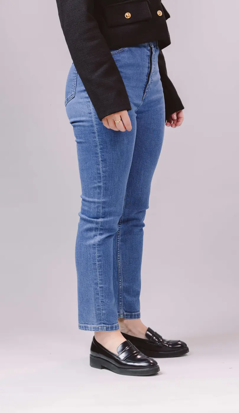 De pijpvorm van de Petite Slim Fit Jeans in Mid Blue, vooraanzicht in de studio
