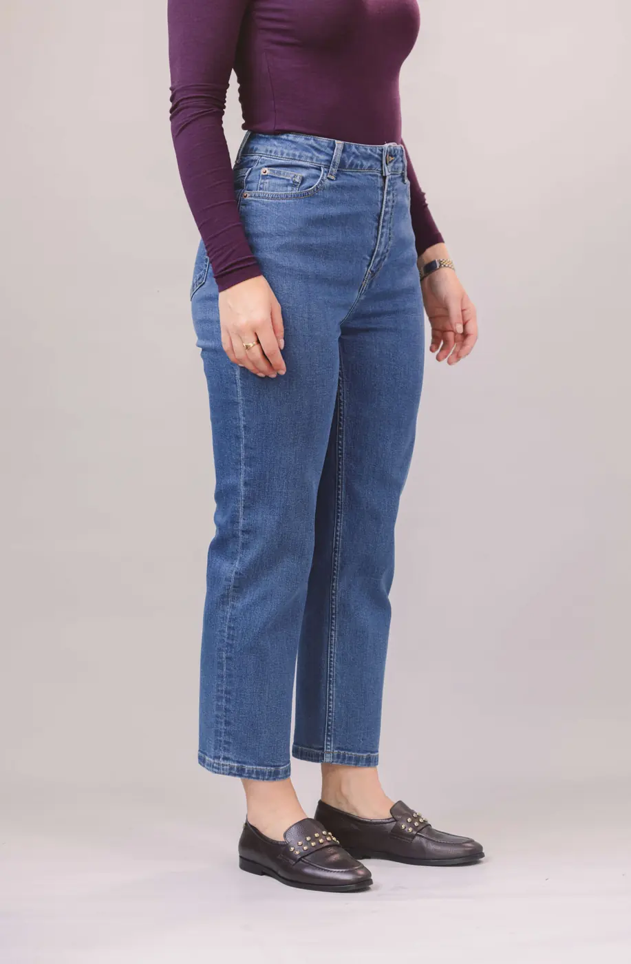 De pijpvorm van de Petite Straight Ankle Jeans in Mid Blue, vooraanzicht in de studio
