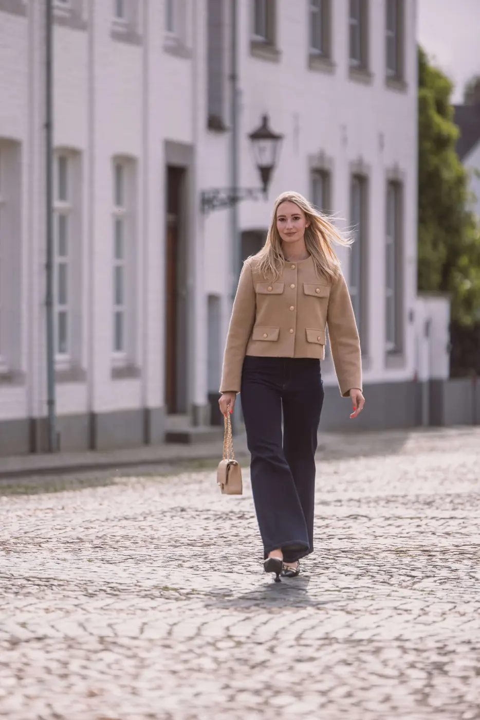 Petite Wide Leg Jeans – Dark Blue, gedragen door een model van 168 cm in maat S-32