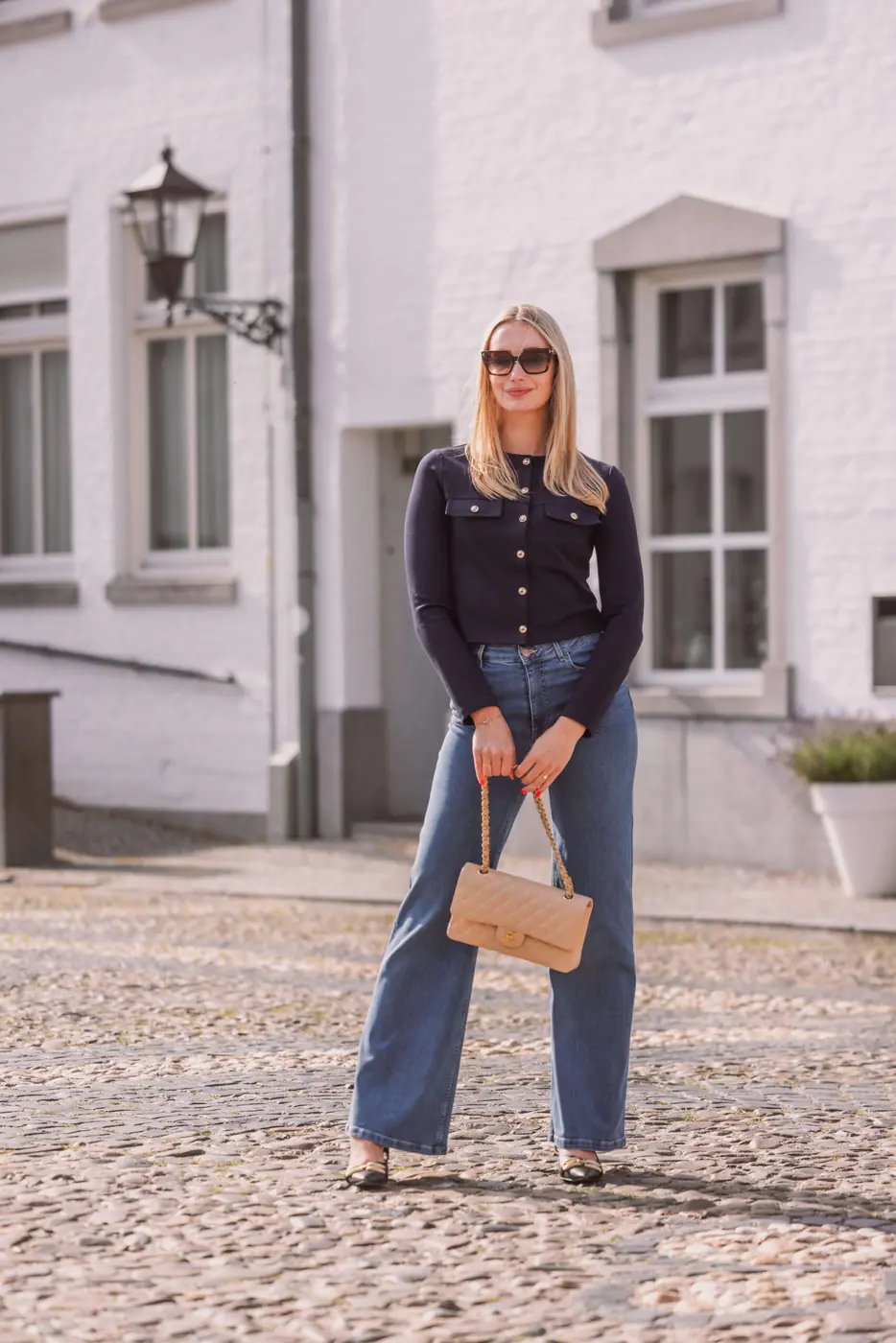 Petite Wide Leg Jeans – Mid Blue, gedragen door een model van 168 cm in maat S-32