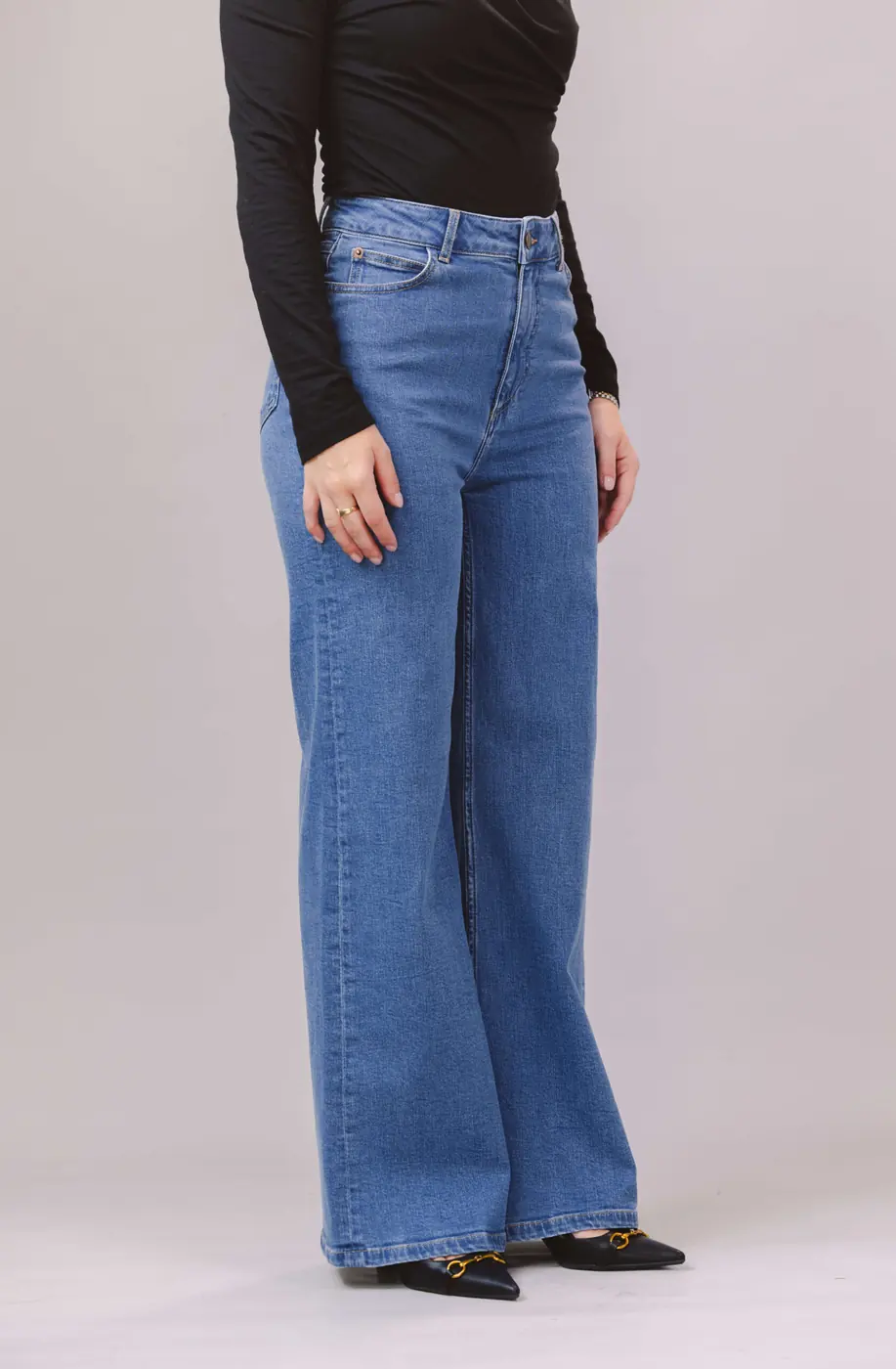 De pijpvorm van de Petite Wide Leg Jeans in Mid Blue, vooraanzicht in de studio