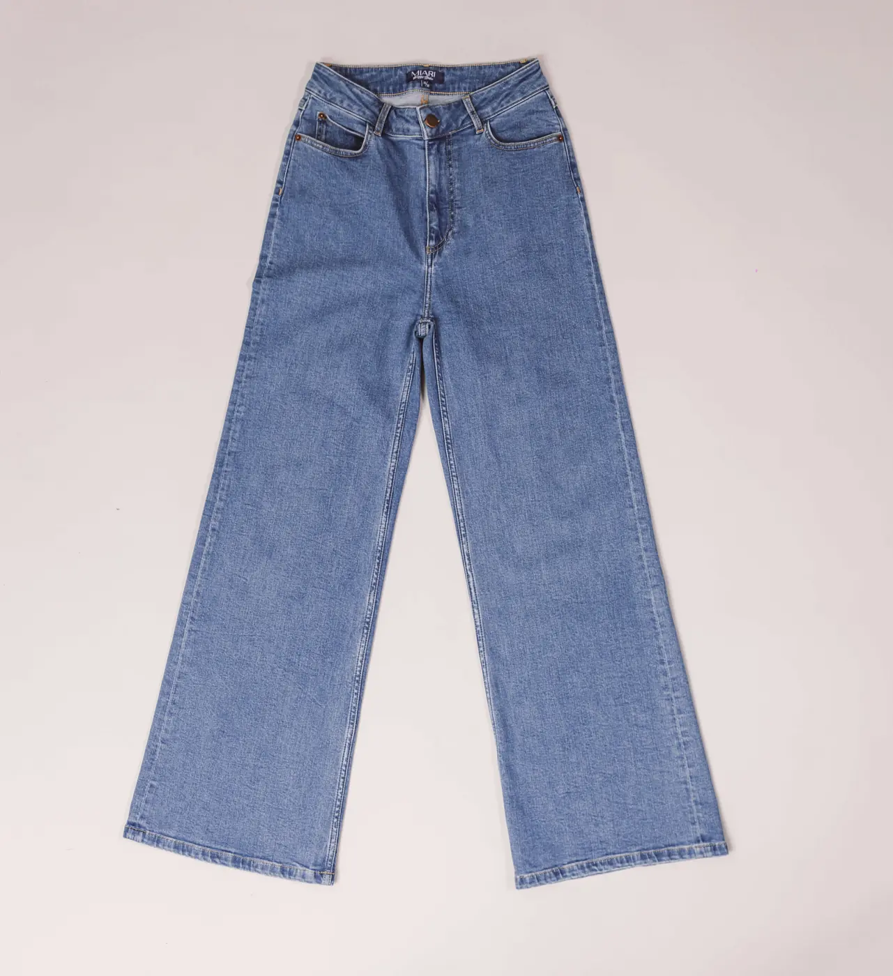 Detailfoto van de Petite Wide Leg Jeans in Mid Blue