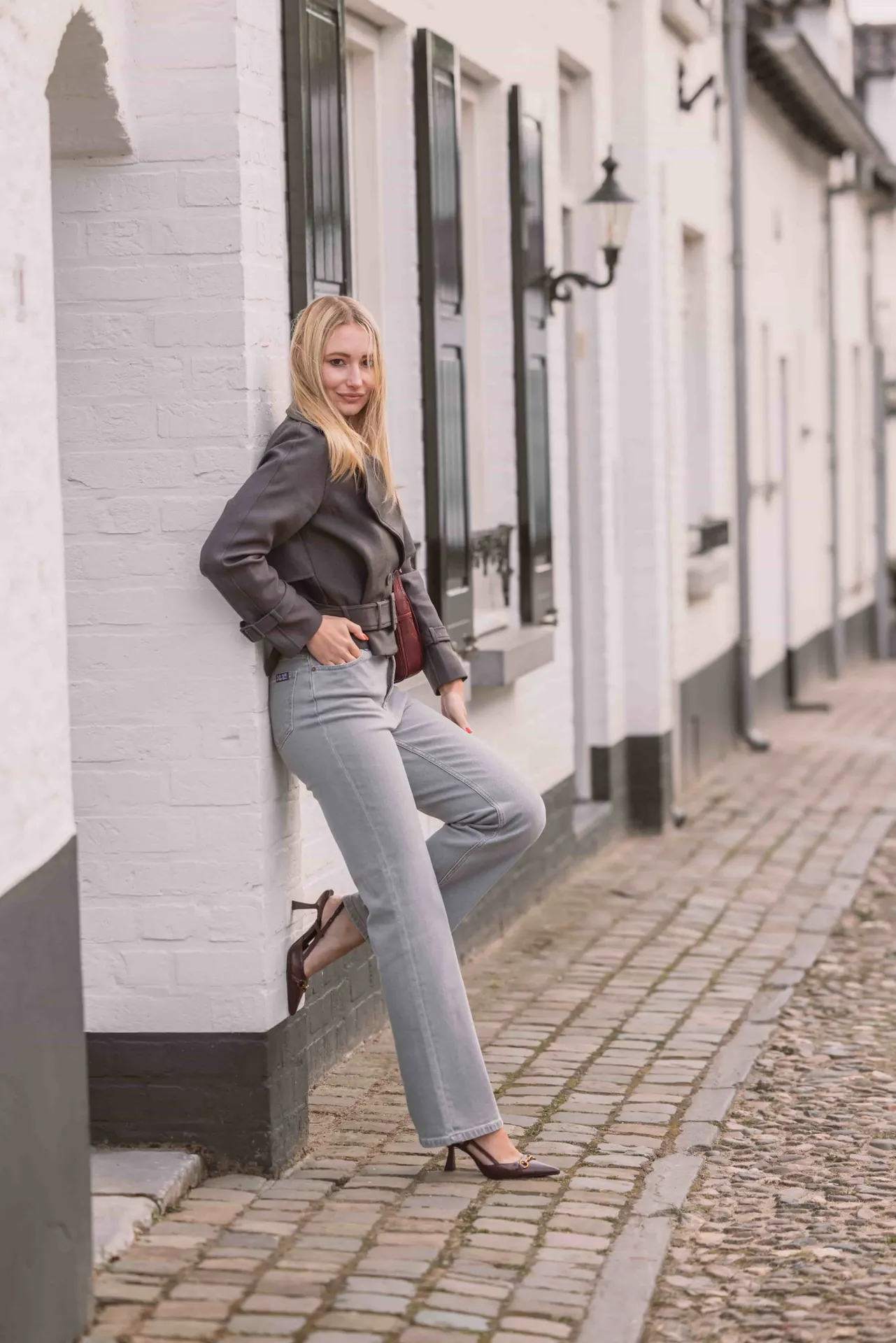 Model in een MIARI petite jeans, gefotografeerd op straat